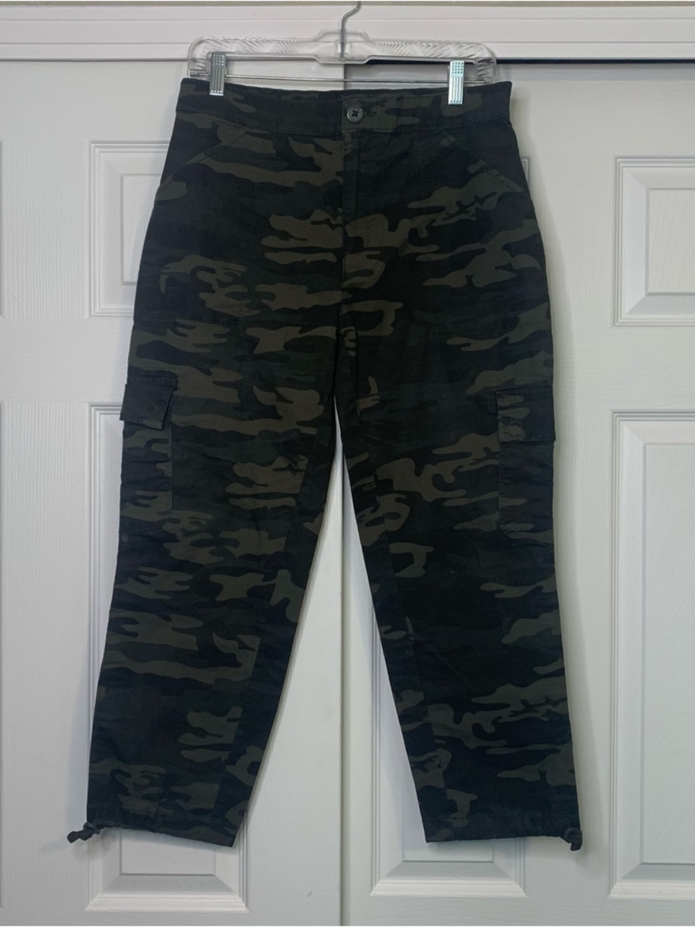 Womans Camo Cargo Capri Pants